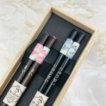 画像4: 【名入れ 湯呑み】有田焼 花万葉 ペア湯のみと夫婦箸（うさぎ柄）セット お名前とメッセージ無料彫刻 感謝の気持ちをこめて 世界にひとつの贈り物！！記念日 お祝い お誕生日 還暦 喜寿 傘寿 退職 母の日 父の日 敬老の日 クリスマス 名入れギフト プレゼント 夫婦 おじいちゃん おばあちゃん オリジナル (4)