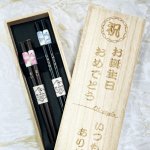 画像5: 【名入れ 箸】桐箱入り 日本製 夫婦箸★お箸にお名前・桐箱にメッセージを彫刻 うさぎ柄  名入れプレゼント お誕生日 記念日 結婚祝い 還暦祝い 退職祝い 古希祝い 傘寿祝い 金婚式 銀婚式 母の日 父の日 敬老の日 クリスマス 贈り物 (5)