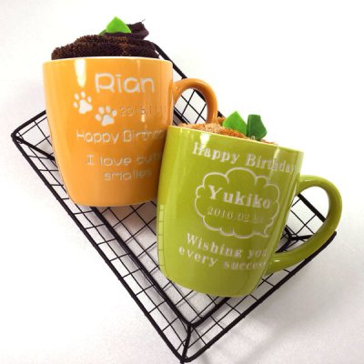 画像2: 【名入れ マグカップ】カフェオレみたいなタオル付♪かわいいデザインは全部で5種類 お名前 記念日 メッセージ 彫刻無料！お誕生日・記念日に・・世界でひとつのマグカップ製作します ピンク・ブルー・グリーン・オレンジ