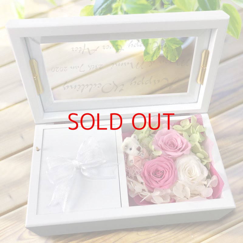 画像2: 【名入れオルゴール】日本製 プリザーブドフラワー入り ガラスにお名前 記念日 メッセージを彫刻します スワロフスキー・クリスタル社製ラインストーン付き オリンピックテーマソング Hero  オルゴール プレゼント 名入れギフト 記念日 お誕生日 結婚祝い 母の日 クリスマス ホワイトデー お祝い お母さん ママ おばあちゃん (2)