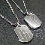 画像1: 【名入れ ペアネックレス】2個入り ステンレス ペアネックレスセット★高級ネックレスチェーン付き ２mm厚のID型ネックレス お名前 記念日 メッセージを彫刻 オリジナルメッセージ可 お誕生日 結婚記念日 記念日 お揃い プレゼント クリスマス バレンタイン ホワイトデー Anniversary記念の贈り物に！ (1)