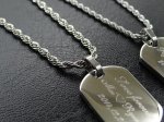 画像2: 【名入れ ペアネックレス】2個入り ステンレス ペアネックレスセット★高級ネックレスチェーン付き ２mm厚のID型ネックレス お名前 記念日 メッセージを彫刻 オリジナルメッセージ可 お誕生日 結婚記念日 記念日 お揃い プレゼント クリスマス バレンタイン ホワイトデー Anniversary記念の贈り物に！ (2)